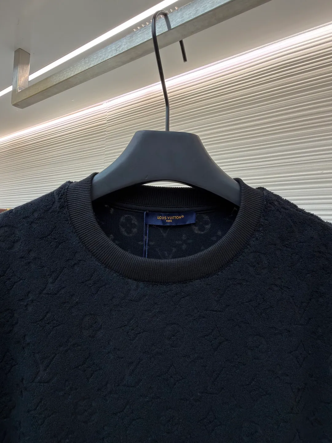LOUIS VUITTON embossed terry short sleeves ●Original version: Purchased and developed at 9350 ●Item number: 1682412-A00 ●Fabric: terry luxury terry fabric ●Technology: embossed jacquard production ●Color: black ●Version: Fitted version ●Weight: about 345 grams ●Size: S-M-L-XL ●Description: Customized soft cotton blended terry luxury terry fabric with clear texture Plump and lazy, comfortable and close to the skin, with navy blue as the main tone, as calm and profound as the deep sea, the full-width Monogram embossing makes a stunning appearance. It is a gorgeous bloom of Louis Vuitton's classic elements. It is fully recognizable and interprets unparalleled fashion style. The suit is worn for worry-free wear. Three-dimensional relief jacquard technique uses a high-density electronic jacquard machine to achieve the Monogram three-dimensional effect through the "positive and negative layer weaving method". Apply heat pressure to the fabric locally using a customized mold to hot-melt the fibers in specific areas. The permanent embossed contour infrared positioning cutting machine achieves precise positioning of materials through infrared emitters and infrared receivers. The accuracy can reach the micron level, thereby meeting the effect of Monogram alignment and high-precision cutting. The fabrics have been washed and have a better hand feel and texture. They are not easy to deform, shrink or fade, and maintain long-term beauty. The overall wiring is straight and delicate, the fabric is comfortable and soft, and the color is consistent without color difference. It can be matched with the same style to create a fashionable look and control various occasions. Customized accessories, complete with three standards, same style for men and women!